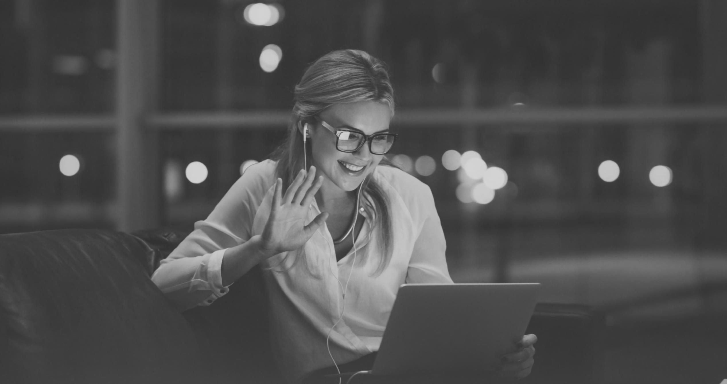 Команда профессионалов работает над корпоративными материалами