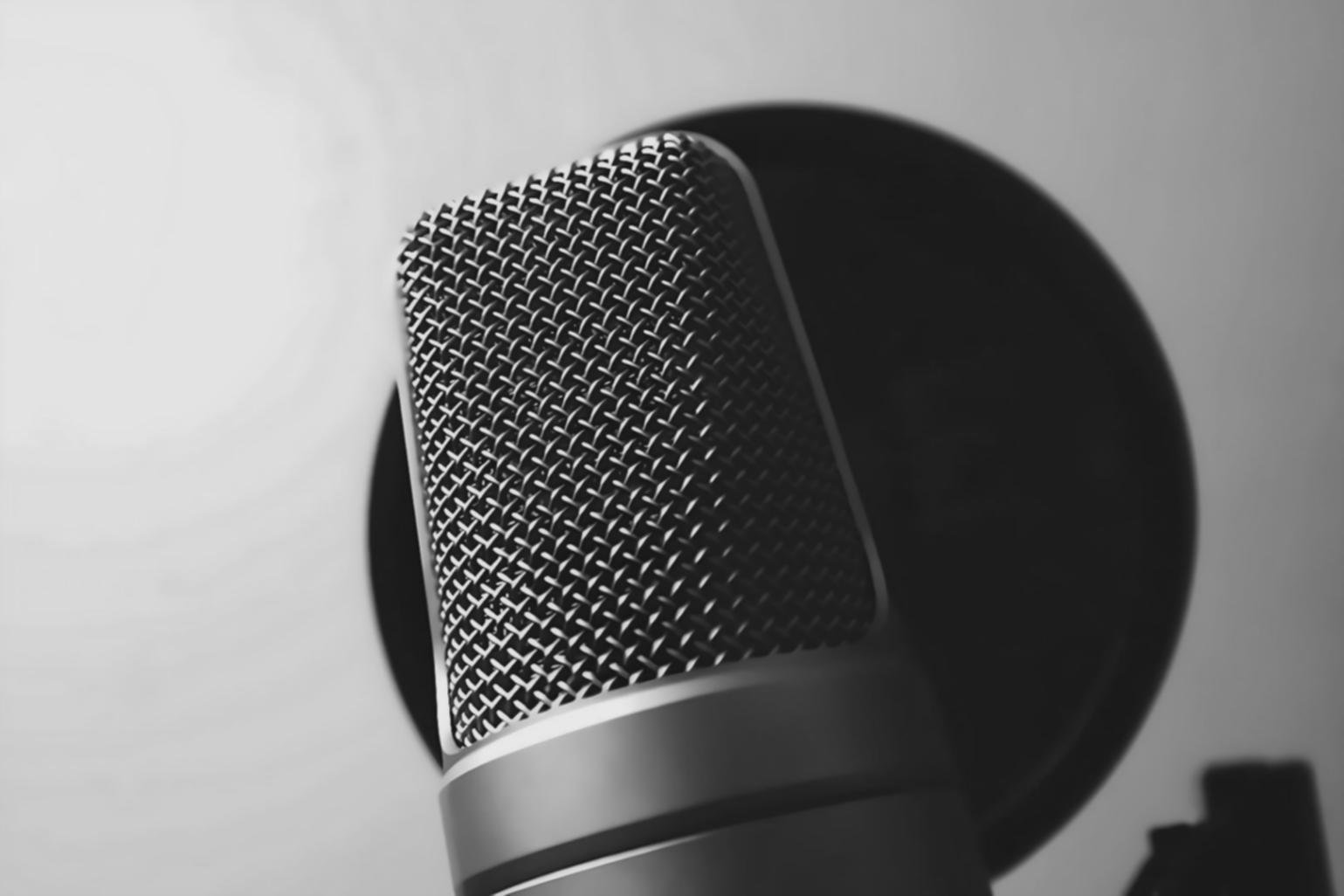 Команда специалистов работает над проектом корпоративного издания